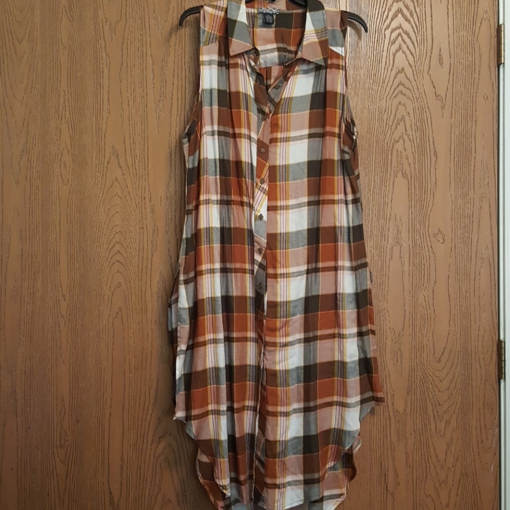 Button down sleeveless top